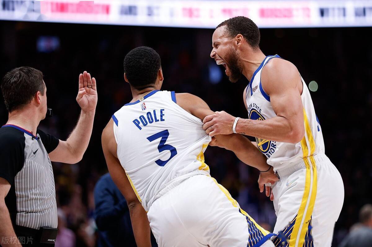 爱游戏官网-cba总决赛第三场后辽宁球员与四川球迷