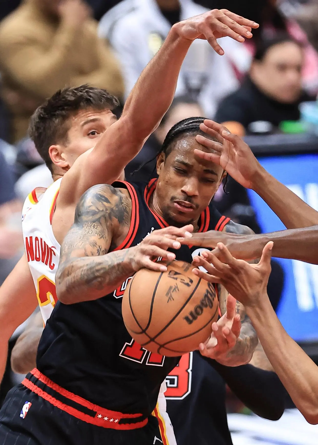 爱游戏体育-芝加哥公牛训练开放日,赛前回应争议引欢呼,德国杯在即,身体对抗强度拉满(中国球员李某在德国某俱乐部踢球)